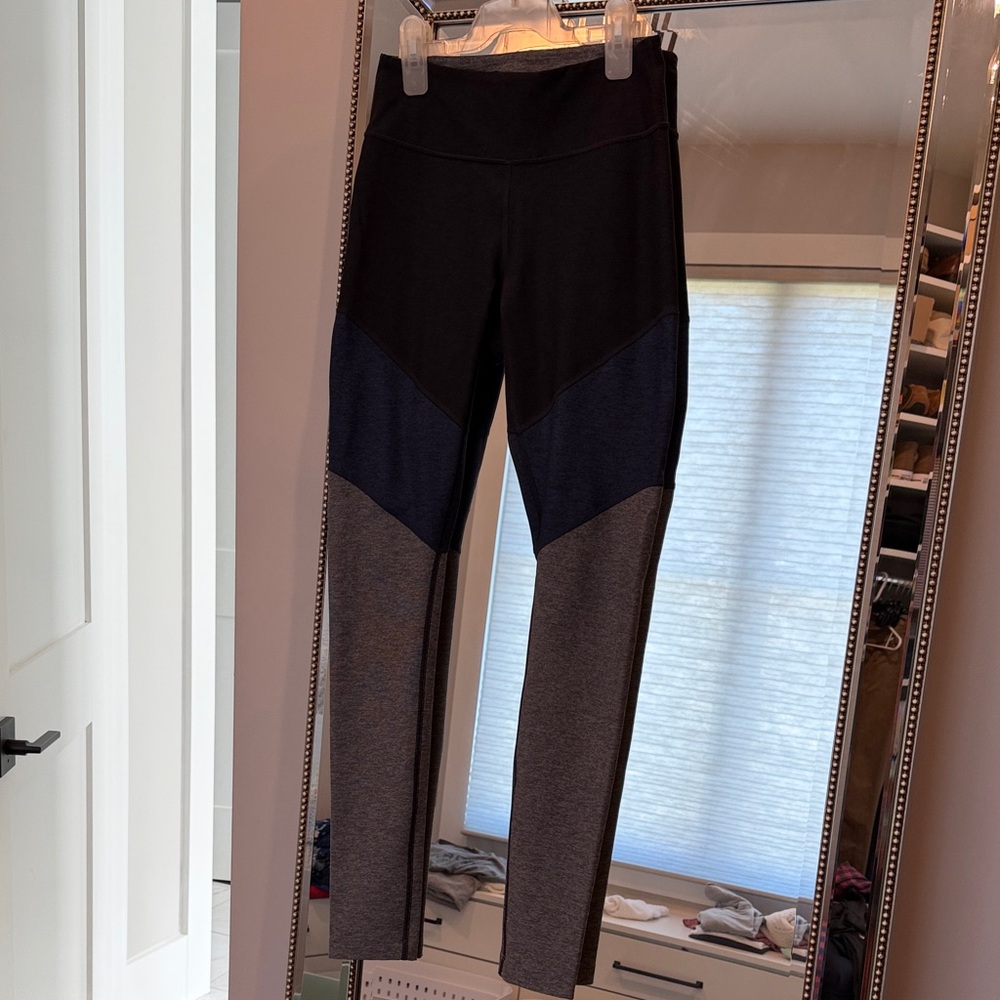 Outdoor Voices Leggings color block Heathered Gray navy blue Size Small